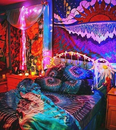 Photo by Psychedelik Reality Official on October 18, 2017. Hippie Room Ideas, Case A Un Piano, Bohemian Style Rooms, Hippy Bedroom, Hippie Bedroom Decor, Bedroom Ideas Hippie, Hippie Room, Hippie Bedroom, Hippie Room Decor