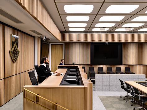 A Dynamic Stage – Moot Court Learning Precinct by Jackson Clements Burrows Architects • Encompassing an ardent learning environment where courtroom meets classroom, Moot Court Learning Precinct by Jackson Clements Burrows Architects presents a refined redevelopment that enriches Monash University’s Clayton Campus. #courtroom #classroom #interiordesign #lawschool #lawstudents #australianlaw #architecture #education #law Court Outfit Ideas, Moot Court, Court Outfit, Meeting Room Design, Office Meeting Room, Monash University, Conference Design, Workplace Design, Salou