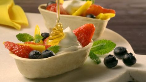 Crisp tortilla bowls filled with fresh fruit, yogurt and a drizzle of sweet honey make a delicious end to a summer meal or barbeque. Fruit Tacos, Chocolate Taco, Fruit Taco, Taco Salad Bowls, Dessert Taco, Tortilla Bowls, Chicken Quesadilla Recipe, Traditional Mexican Dishes, Mini Tacos