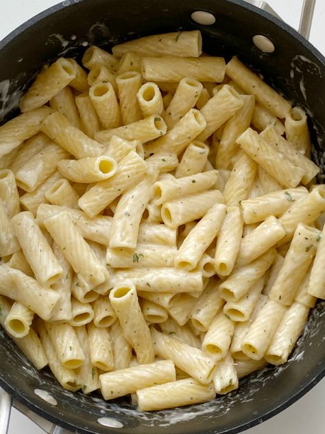 Creamy Garlic Pasta, Garlic Parmesan Pasta, Easy Pasta Dinner, Recipe Pasta, Pasta Side Dishes, Pasta Sides, Meatless Dinner, Parmesan Pasta, Garlic Pasta