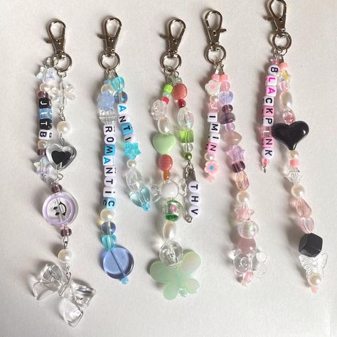 Kpop Beads Keychain, Kpop Accessories, Keychain Aesthetic, Pop Beads, Beads Keychain, Accessories Aesthetic, Unique Keychains, Beaded Keychain, Bead Charms Diy