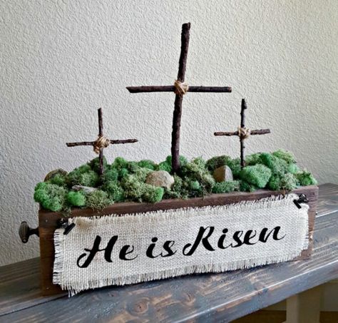 How to make a wooden cross Easter Centerpieces Diy, Diy Osterschmuck, Recipes Easter, Wooden Box Diy, Faith Crafts, Easter Wood Crafts, Spring Centerpiece, Recipes Chocolate, Easter Tablescapes