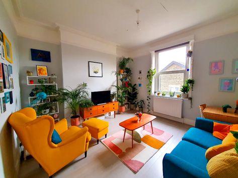 Casa de Modelei London Rental Apartment Tour Photos | Apartment Therapy Geek Living Room, Living Room Funky, Funky Living Room, Shelving Units Living Room, 70s Living Room, Mcm Living, Decor 2023, Babe Cave, Rental Apartment