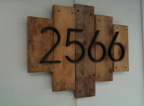 Address sign from old fence pickets and nails laying around the house, with metal numbers bought at the hardware store. Diy House Number Sign, Diy Address Sign, Picket Fence Crafts, Custom Outdoor Signs, Fence Picket, Metal Numbers, Fence Pickets, Address Signs, Metal House Numbers