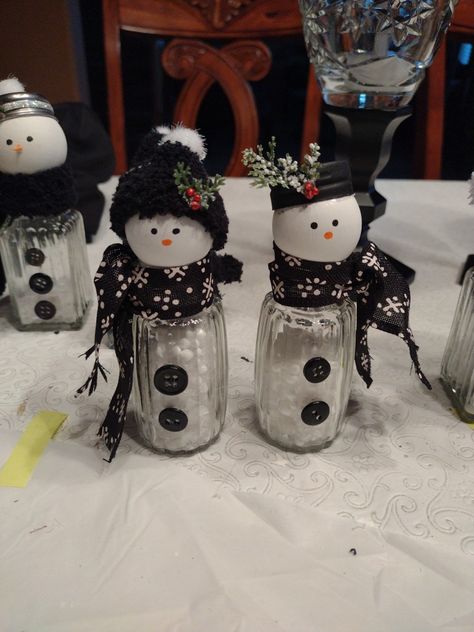 Salt Shaker Christmas Crafts, Salt Shaker Crafts, Snowman Salt And Pepper Shakers, Salt Shaker Snowman, Christmas Crafts Snowman, Handprint Christmas Tree, Snowmen Crafts, Handprint Christmas, Snowman Christmas Cards