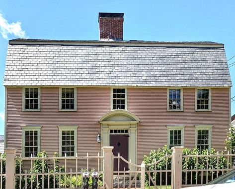 Exterior House Colors New England, New England Colonial House Exterior Paint Colors, Pink Colonial House, Pink Cape Cod House, New England Colonial House Exterior, New England Colonial House, Old Colonial Homes New England, Pink House Exterior, Spite House