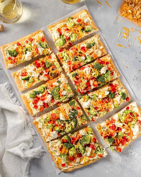 This Easy Veggie Pizza is our go-to appetizer to make for family functions and parties. It's easy to make, loaded with raw veggies, and super delicious! Pair this pizza with a crisp white wine, such as Sauvignon Blanc, Pinot Gris, or a semi-dry to off-dry Riesling! | eatlovenamaste.com #veggiepizza #pizzaappetizer #coldpizza #veggieappetizer #rieslingwinepairings #whitewinepairings Easy Veggie Pizza, Veggie Pizza Appetizer, Veggie Flatbread, Veggie Appetizers, Raw Veggies, Pizza Appetizers, Italian Pizza Recipe, Bariatric Friendly Recipes, Best Homemade Pizza