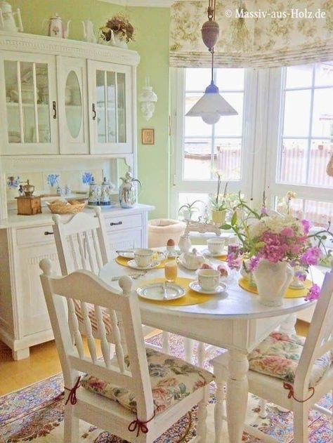 57 Sustainable Living Room Decor Ideas Cute Dining Room, Southern Living Rooms, Colorful Dining Room, Sustainable Living Room, Dining Table Ideas, Wooden Dining Table, Dining Room Colors, Shabby Chic Interiors, Dining Room Combo