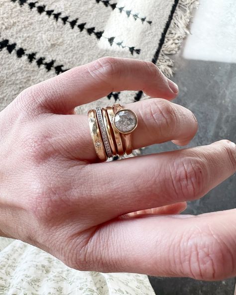 Jane Pope Jewelry su Instagram: "JP S+P GILD bezel set beauty atop a stack of JP bands. wow. ✨ #janepopeGILD #Janepoperings #stackemup" Minimal Gold Jewelry, Round Wedding Band, Cushion Cut Diamond Ring, Gold Jewellry, Handmade Wedding Rings, Stacked Wedding Rings, Bezel Engagement Ring, Diamond Stacks, Accesories Jewelry