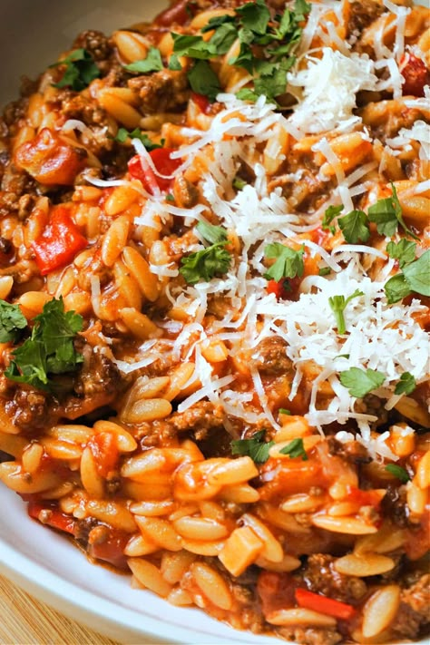 One-Pot Beef Orzo with ground beef and tomatoes and a touch of oregano, a creamy and comforting dish that feeds the whole family. It's a great midweek dinner recipe that uses easily-available ingredients, and it's a good alternative to the good old risotto. So satisfying and easy to make! Ground Beef And Tomato Recipes, Ground Beef And Orzo Recipe, Beef Orzo Recipes, Ground Beef Orzo Recipes, Ground Beef And Orzo, Ground Beef And Tomatoes, Beef Orzo, Orzo Dinner Recipes, Orzo Dinner