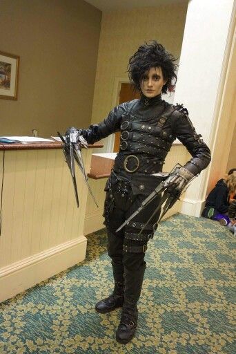 Edward Scissorhands cosplay Edward Scissorhands Halloween Costume, Edward Scissorhands Halloween, Edward Scissorhands Costume, Wonka Bar, Edward Scissor, Scissor Hands, Halloween Photo Booth, Superhero Cosplay, Black Halloween Dress