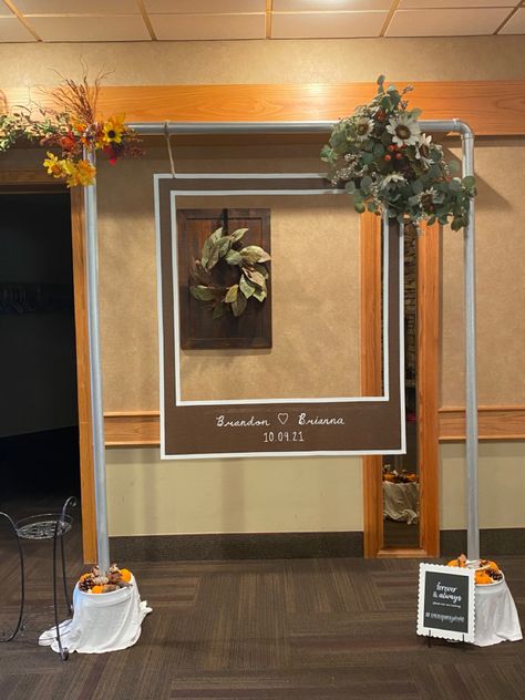 Create this DIY large polaroid frame for a photo opportunity for your wedding guests! Diy Large Photo Frame Prop, Diy Polaroid Frame, Photobooth Frame Diy, Photobooth Frame, Cardboard Photo Frame, Polaroid Diy, Grad 2023, Party Photo Frame, Polaroid Picture Frame