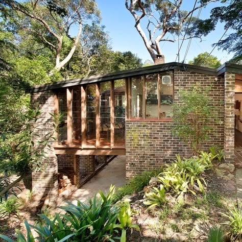 The Design Files on Instagram: “MODERNIST AUSTRALIA · This house by Harry Seidler's first apprentice is on the market! _ LINK TO FULL STORY IN BIO ↖ Words Patricia Callan…” Modern Earthy House Exterior, Modernist Interior Design, Midcentury Modern House Exterior, Contemporary Architecture House, Midcentury House, Stunning Homes, Australia House, Modernist House, 70s Home