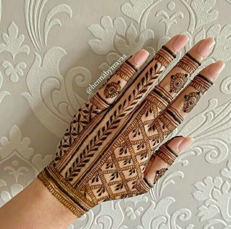 Checks Design In Mehendi, Back Hand Unique Mehndi Designs, Mehndi Designs Kids, Aesthetic Mehndi Designs, Mehndi Arabic, Aesthetic Mehndi, Mehndi Designs Simple, Eid Mehndi, Mehndi Outfit