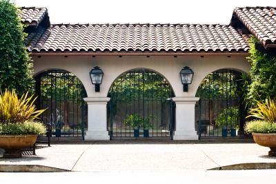 Mexican House Decor, Spanish Style Exterior, Mexican House, Spain House, Spanish Home, Hacienda Style Homes, Mexico House, Spanish Architecture, Mediterranean Home Decor