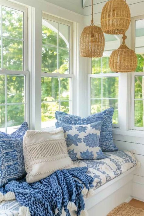 55 Cozy Summer Decor Inspirations for Comfort. Looking to make your home cozy and comfortable this summer? Discover 55 cozy summer decor inspirations to transform your space into a warm retreat. Beach House Sunroom, Coastal Country Decor, Cozy Coastal Living Room, Summer Decor Ideas, Cozy Summer, Sitting Areas, Beach House Living Room, Beach House Interior Design, Forest Grove