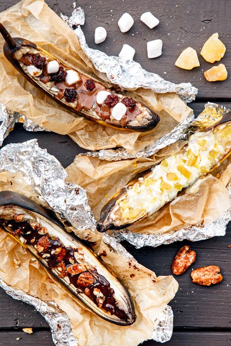 Campfire Banana boats: a fun camping dessert that kids will love! Grilled Banana Boats, Campfire Banana Boats, Campfire Bananas, Blueberry Crunch, Banana Boats, Dark Chocolate Peanut Butter, Campfire Desserts, Coconut Baking, Camping Desserts