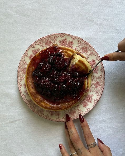 summer pancakes <3 recipe for pancakes: 1/2 cup flour 3 tbsp oat flour or all purpose 2 tsp baking powder 1 tbsp coconut sugar 1/2 cup almond milk 1/4 cup vegan yogurt 1 egg dash of vanilla & salt & maybe some lemon/orange zest berry compote: 1 cup berries 1/2 tbsp lemon juice 1 tbsp coconut sugar or maple syrup pancakes: mix everything together in bowl. add to a pan with some butter or oil. flip when bubbles appear. cook till golden on both sides. compote: if berries are fr... Pancake With Fruit, Summer Pancakes, Maple Syrup Pancakes, Recipe For Pancakes, Syrup Pancakes, Vanilla Salt, Morning Pancakes, Berry Pancakes, Pancakes Pancakes