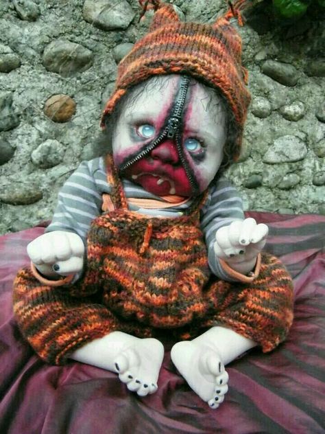 Aaawwwww, so cute. Creepy Doll Halloween, Spooky Crafts, Creepy Baby Dolls, Horror Doll, Horror Dolls, Zipper Face, Halloween Dolls, Zombie Dolls, Creepy Things