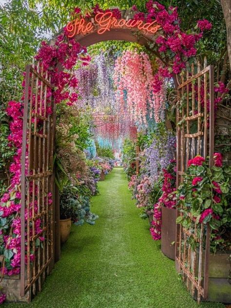 Enchanted Garden Ideas Backyards, Backyard Cafe, Secret Garden Theme, The Grounds Of Alexandria, Secret Garden Parties, Secret Garden Wedding, Arch Decoration, Prom Theme, Color Party