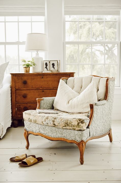 A New Cozy Vintage Chair - Liz Marie Blog Vintage Reading Chair, Cozy Bedroom Chair, Cozy Vintage Bedroom, Cozy Vintage Living Room, Buffet Vintage, Cozy Rooms, Lustre Vintage, Liz Marie, Liz Marie Blog