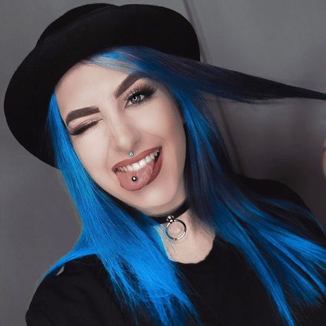 Stella Cini Blue Hair, Straight Hair With Side Bangs, Blue Straight Hair, Blue Velvet Hair, Colorful Dyed Hair, Hairstyles Colour Ideas, Stella Cini, Hair With Side Bangs, Cool Hair Colors