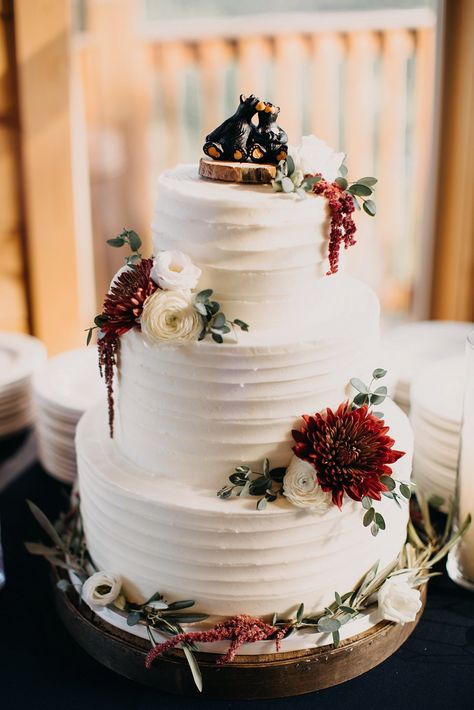 Bear Themed Wedding, Bear Wedding Cake Topper, Mountain Wedding Cake, Woodland Wedding Cake, Wildflower Cake, Wine Colored Wedding, Chic Backyard, Mountain Cake, Cake Styles