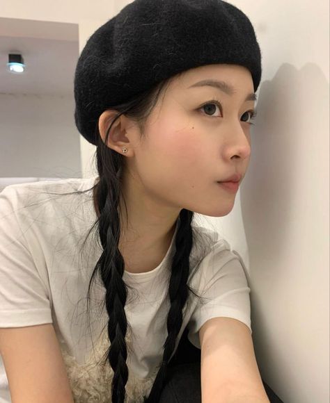 Beret Hat Hairstyles, Beret Hairstyles, Beret Aesthetic, Outfit With Beret, Beret Outfit, Hair Arrange, Post Instagram, Anime Hair, Instagram Girls