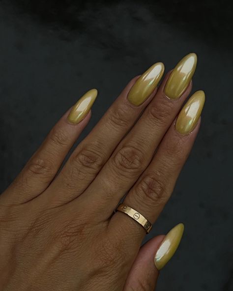 Hailey Bieber Yellow Nails, Nails Inspiration Yellow, Nails Yellow Chrome, Soft Yellow Nails, Chartreuse Nails, Nail Design Yellow, Yellow Nails Art, Summer Yellow Nails, Yellow Chrome Nails