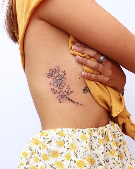 Z A Y A on Instagram: “Lovely little floral rib piece 😘 . . .…” Rib Tattoos Words, Arm Quote Tattoos, Flower Tattoo On Ribs, Quote Tattoos Girls, Rib Tattoos For Women, Bouquet Tattoo, Sunflower Tattoos, Dainty Tattoos, Small Tattoo Designs