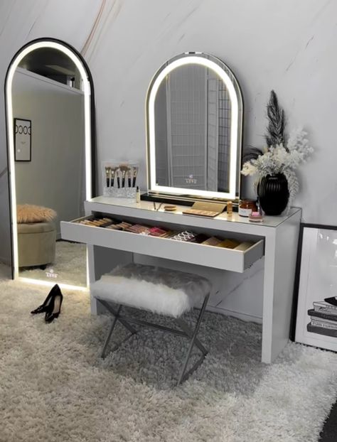 Arch Mirror Vanity, Small Room Vanity, Vanity Closet Ideas, Led Arch, Makeup Room Design, Vanity Room Decor, Makeup Studio Decor, Stylish Room Decor, Vanity Makeup Mirror