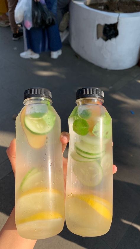 Healthy Drink Aesthetic, Healthy Drinks Aesthetic, Hydrate Drinks, Flavoured Water, Drinks Healthy, Healthy Water Drinks, Beauty Drinks, Healthy Lunch Snacks, Smoothie Drink Recipes