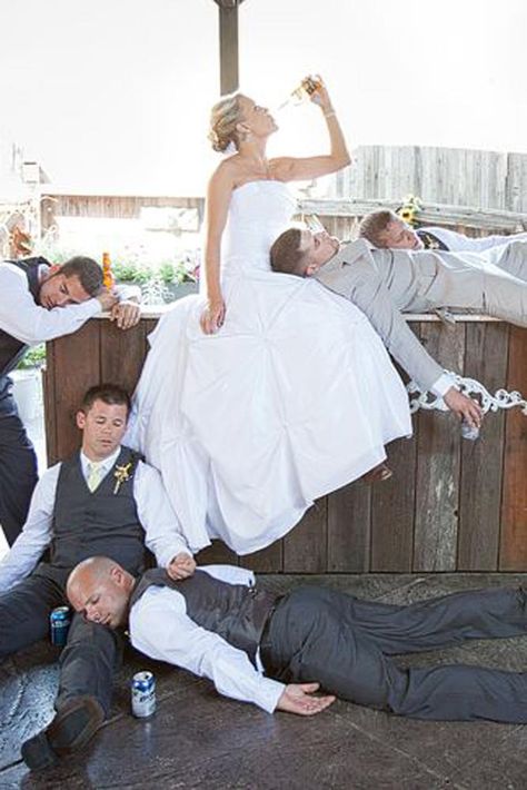 Wedding Photo Shoots Ideas, Funny First Look Wedding Photos, Wedding Photos Bride And Groomsmen, Fun Family Wedding Photos, Wedding Ideas For Men, Large Wedding Party Photos, Funny Wedding Photos Poses, Crazy Wedding Photos, Funny Wedding Photography