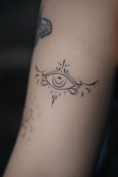 тату, тату от сглаза, сглаз, тату глаз, tattoo eye, eye, evil eye Small Sacred Geometry Tattoo, Eye Of Intuition Tattoo, Fire Eyes Tattoo, Ornamental Eye Tattoo, Eye Spine Tattoo, Hand Tattoo For Woman, Eye And Moon Tattoo, Over Shoulder Tattoo Women, Feminine Elbow Tattoo