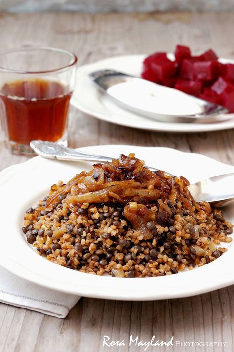 Rosa's Yummy Yums: MUJADDARA BURGHUL (LENTIL AND BULGUR PILAF) - PILAF AUX LENTILLES ET AU BOULGOUR & AN EDIBLE MOSAIC BOOK REVIEW Bulgar Recipes, Bulgur Wheat Recipes, Mujadara Recipe, Bulgur Pilaf, Fava Beans Recipes, Wheat Recipes, Skillet Dishes, Lebanese Recipes, Lentil Recipes