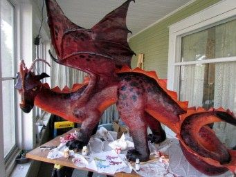 Paper Mache Dragon, Paper Mache Recipe, Make A Dragon, Paper Mache Projects, Paper Mache Animals, Paper Mache Clay, Folding Origami, Dragon Crafts, Theme Harry Potter