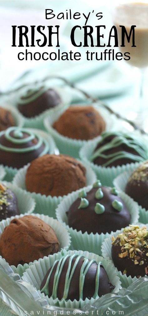 Irish Cream Truffles, Baileys Irish Cream Recipes, Truffle Recipe Easy, Cheesecake Truffles, Homemade Truffles, Dessert Truffles, Cream Candy, Candy Truffles, Boozy Desserts