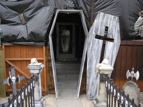 Coffin Door, Halloween Diy Outdoor, Halloween Decor Diy, Halloween Outside, Casa Halloween, Halloween Coffin, Diy Halloween Decor, Door Entrance, Halloween Door Decorations