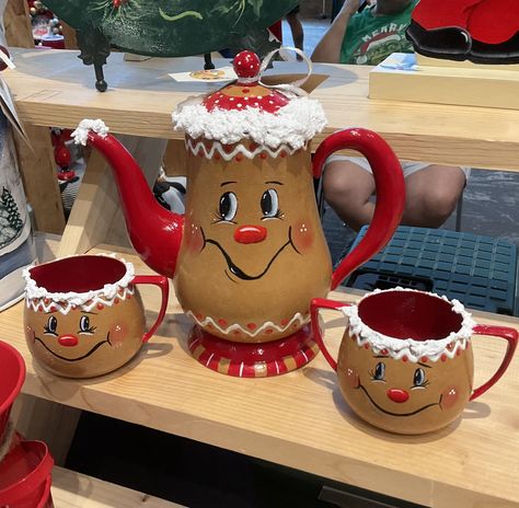 Gingerbread Clay Pots, Christmas Teapot, Mug Gingerbread, Gingerbread Teapot, Gingerbread Diy Crafts, Gingerbread Showpiece, Ceramic Gingerbread Cookie Jar, Gingerbread House Craft, Teapot Crafts