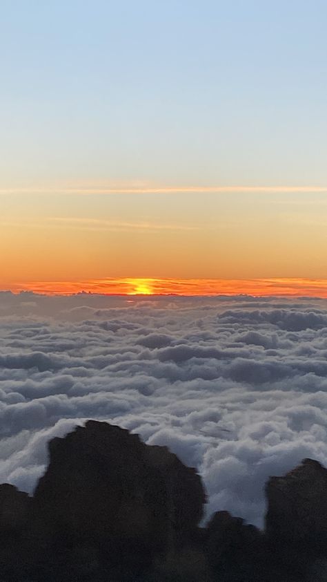 Hawaii Above The Clouds, Haleakala Sunset, Sunrise Hawaii, Sunset In Hawaii, Playlist Pics, Haleakala Sunrise, Current Aesthetic, Fresh Tulips, Mountain Sunset