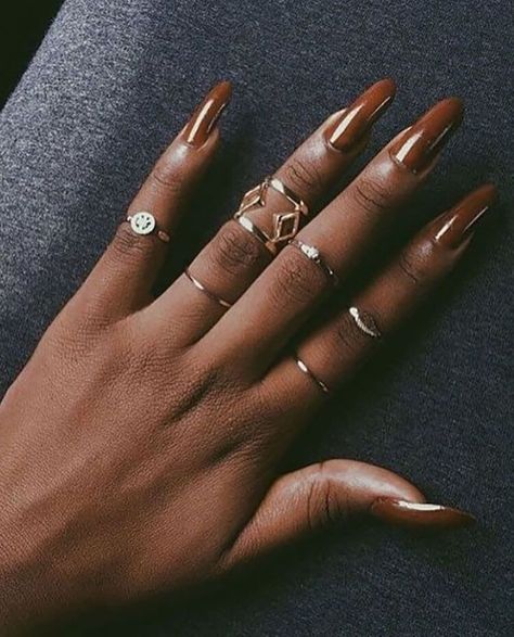 These brown acrylic nails would look great on your natural nails too. Check out the article for more black girl nail design ideas. Nails Black Women, Acrylic Nail Designs Classy, Girls Nail Designs, Emerald Nails, Brown Acrylic Nails, Kutek Disney, Unghie Sfumate, Brown Nails Design, Makeup Hacks Beauty Secrets