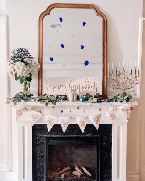 Christmas Decorations Ideas Diy, Hannukah Party, Hannukah Decorations, First Night Of Hanukkah, Feast Of Dedication, Hanukkah Diy, Hanukkah Ideas, Fashionable Hostess, Hanukkah Celebration