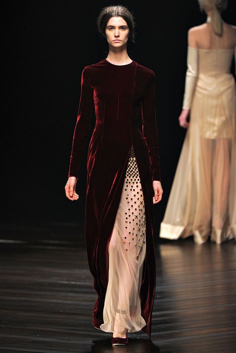 Marios Schwab Fall 2013 Ready-to-Wear Fashion Show - Manon Leloup Marios Schwab, Velvet Gown, Ladies Gown, فستان سهرة, Velvet Fashion, Looks Chic, Mode Inspiration, Looks Vintage, London Fashion Week