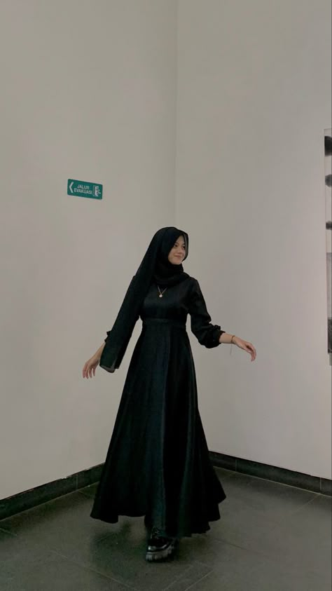 Drescode Black Hijab, Prom Outfits Hijab, Black Prom Dress Hijab, Ootd Birthday Party Hijab Black, Black Dress Classy Hijab, Outfit Prom Night Hijab, Ootd Mafia Wanita, Mafia Hijab Style, Mafia Outfit Women Hijab