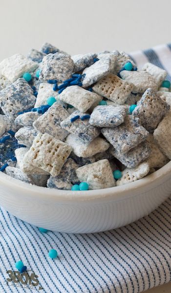 Blue Puppy Chow, Chex Muddy Buddies Recipe, Chex Muddy Buddies, Puppy Chow Recipe, Puppy Chow Chex Mix Recipe, Blue Snacks, Chow Recipe, Muddy Buddies Recipe, Puppy Chow Recipes