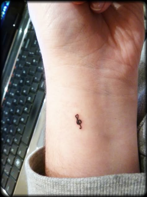 74 Of The Tiniest, Most Tasteful Tattoos Ever| Little tattoo. Brazo | note, nota, llave de sol, tatuaje pequeño, chico, muñeca, arm, girly tatoo, femenino <3 Music Lover Tattoo, A Small Tattoo, Tattoo Modern, Cute Tattoos On Wrist, Tattoo Trend, Music Tattoo Designs, Tasteful Tattoos, Small Girl Tattoos, Small Wrist Tattoos