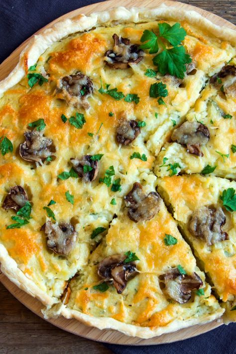 Pioneer Woman Spinach Mushroom Quiche - Delish Sides Puff Pastry Quiche Pioneer Woman, Pioneer Woman Brunch Recipes, Spinach Mushroom Quiche Recipes, Pioneer Woman Cowboy Quiche, Pioneer Woman Quiche, Mushroom Quiche Recipes, Mushroom Spinach Quiche, Spinach And Mushroom Quiche, Spinach Mushroom Quiche