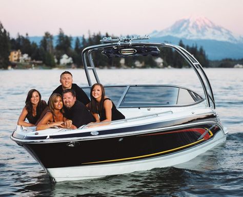 possible boat pose Boat Family, Boating Pictures, Summer Family Portraits, Family Portrait Ideas, Boat Photoshoot, Lake Lifestyle, Fun Family Portraits, Outdoor Family Portraits, Family Boats