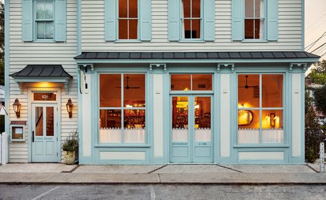 Where to Get Away This Fall in the South – Garden & Gun Post House Inn, Mount Pleasant South Carolina, William Morris Wallpaper, Morris Wallpapers, 7 Design, Mount Pleasant Sc, Bar Room, House Restaurant, Creature Comforts