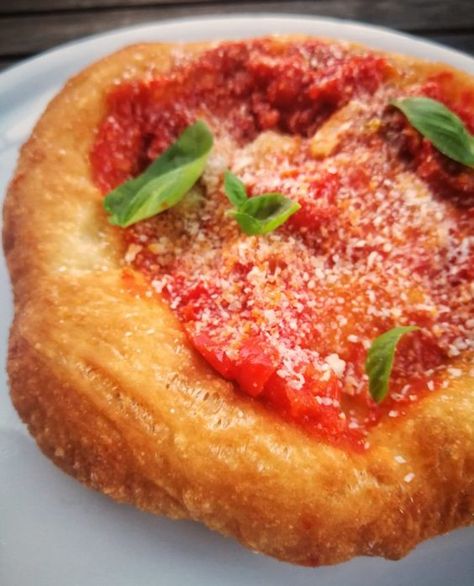 Pizza Fritta Napoletana, Pizza Fritta, Always Hungry, Pizza Party, Vegetable Pizza, Food And Drink, Pizza, Pasta, Snacks